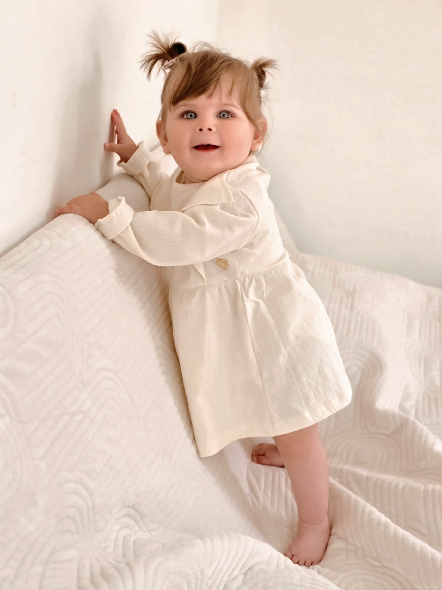 Little Chiq Baby Jurkje – Roomwit met Verfijnde Ruffels – Tijdloze Elegantie