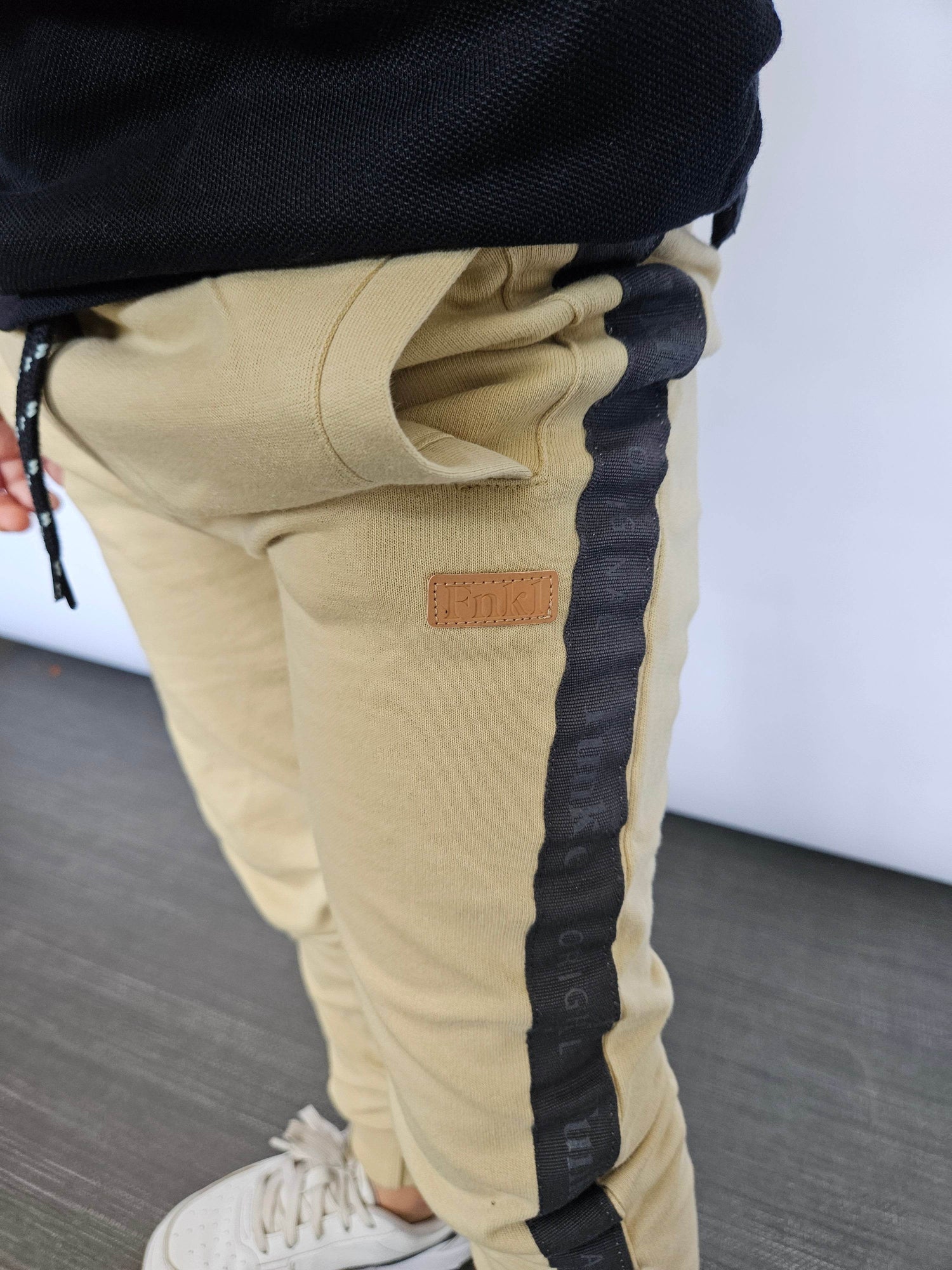 Jongens broeken en joggers, perfect voor school en vrije tijd.
